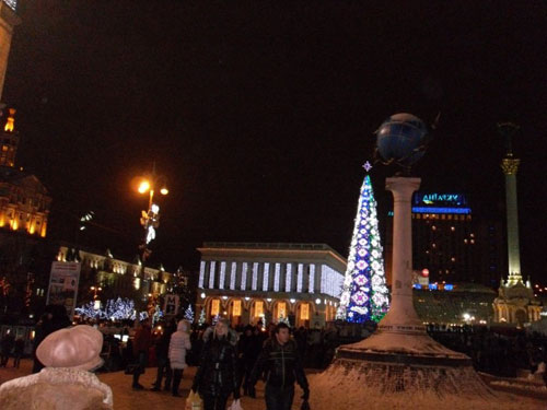 огромное количество Дедов Морозов и Снегурок